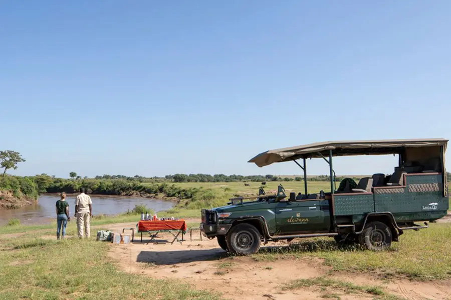 Una parada para beber en un safari.
