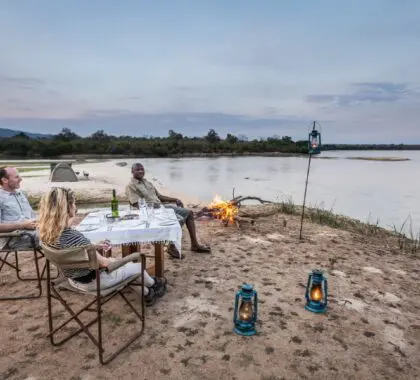 Fogata con vistas al río Rufiji.