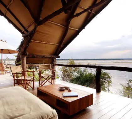 Balcón y sala de estar frente al río