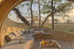Relájese en un acogedor rincón de la terraza del Sandibe Okavango Safari Lodge.