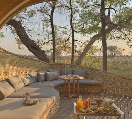 Relájese en un acogedor rincón de la terraza del Sandibe Okavango Safari Lodge.
