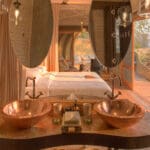 Baños en suite decorados con gusto.