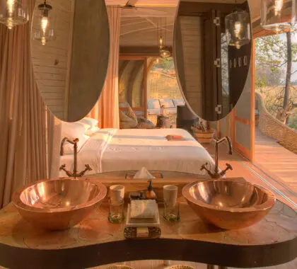 Baños en suite decorados con gusto.