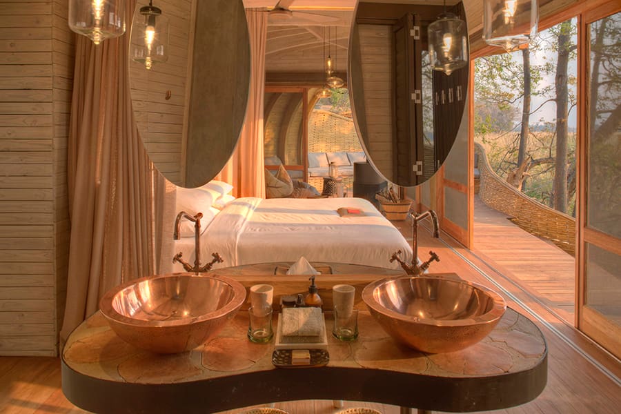 Baños en suite decorados con gusto.