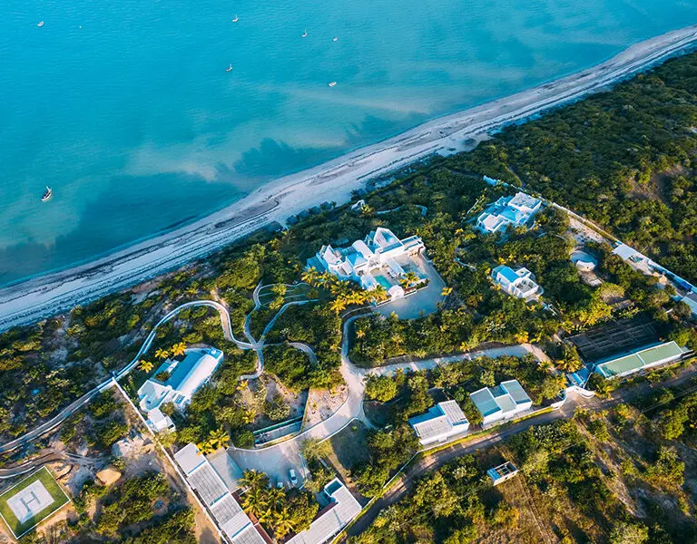 Lying on a pristine beach close to Vilanculos, Santorini Villa is perfect for families & groups of friends | Santorini Mozambique