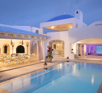 La zona de la piscina, muy concurrida durante el día, es un lugar popular para cenar por la noche.