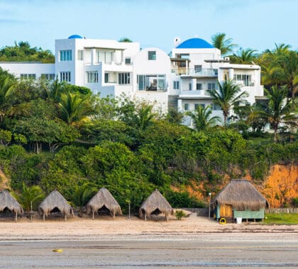 El estilo arquitectónico y los colores vivos recuerdan al Mediterráneo, pero el entorno es África en estado puro.
