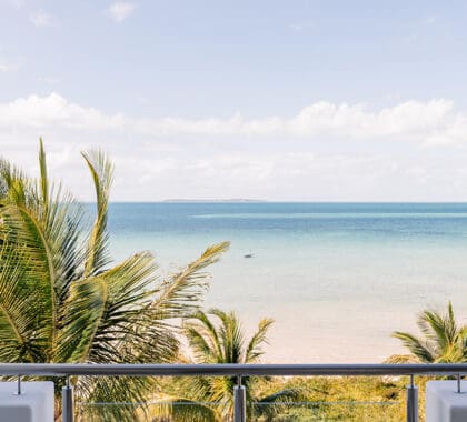Todas las habitaciones, con aire acondicionado, dan a una terraza privada con maravillosas vistas al mar.