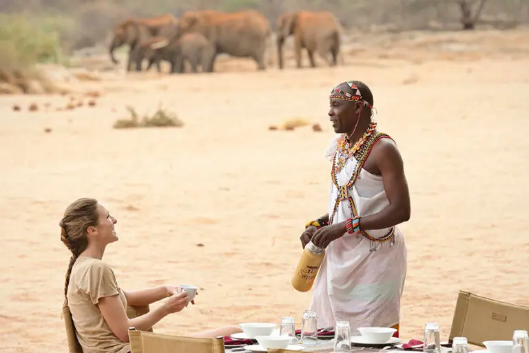 Desayuno con ellies al fondo.