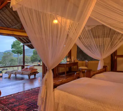 Dormitorio del estudio del artista con vistas al valle en Saruni Mara.