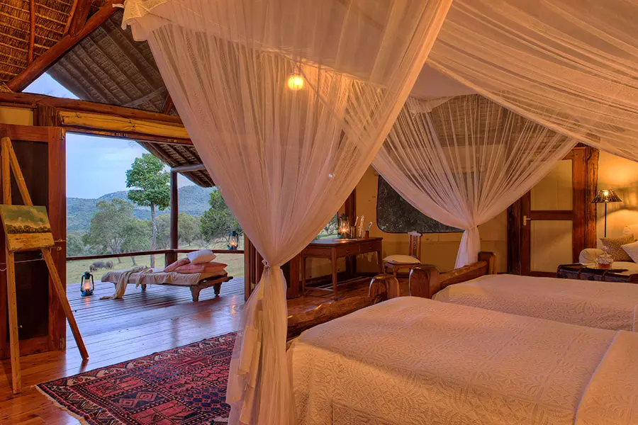 Dormitorio del estudio del artista con vistas al valle en Saruni Mara.