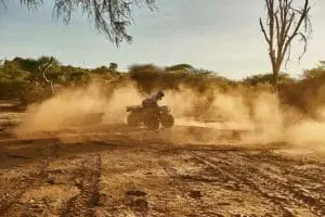 Diviértase en quad por la Reserva Nacional de Samburu, en Kenia.