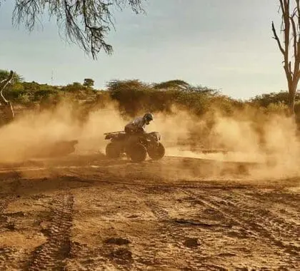 Diviértase en quad por la Reserva Nacional de Samburu, en Kenia.