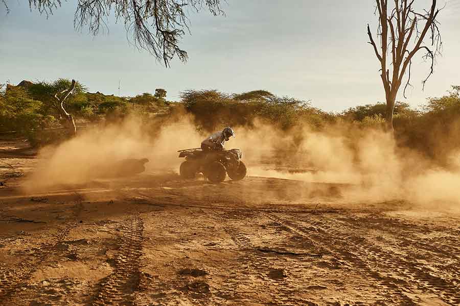 Diviértase en quad por la Reserva Nacional de Samburu, en Kenia.