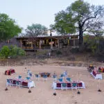 Disfrute de una suntuosa cocina en la selva africana. 