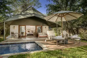 Suite de lujo y piscina.
