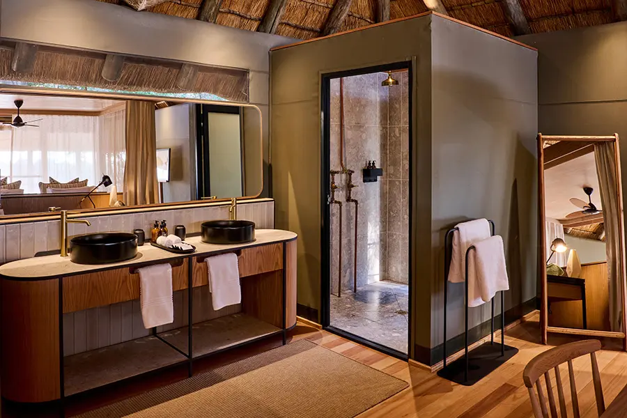 savute-safari-lodge-habitación-interior-vanidad-y-ducha