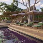Cubierta de la piscina del Savute Safari Lodge.
