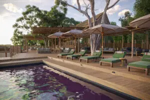 Cubierta de la piscina del Savute Safari Lodge.