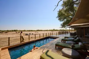Dese un refrescante chapuzón en la piscina.