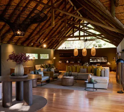 Amplio interior del lodge principal.