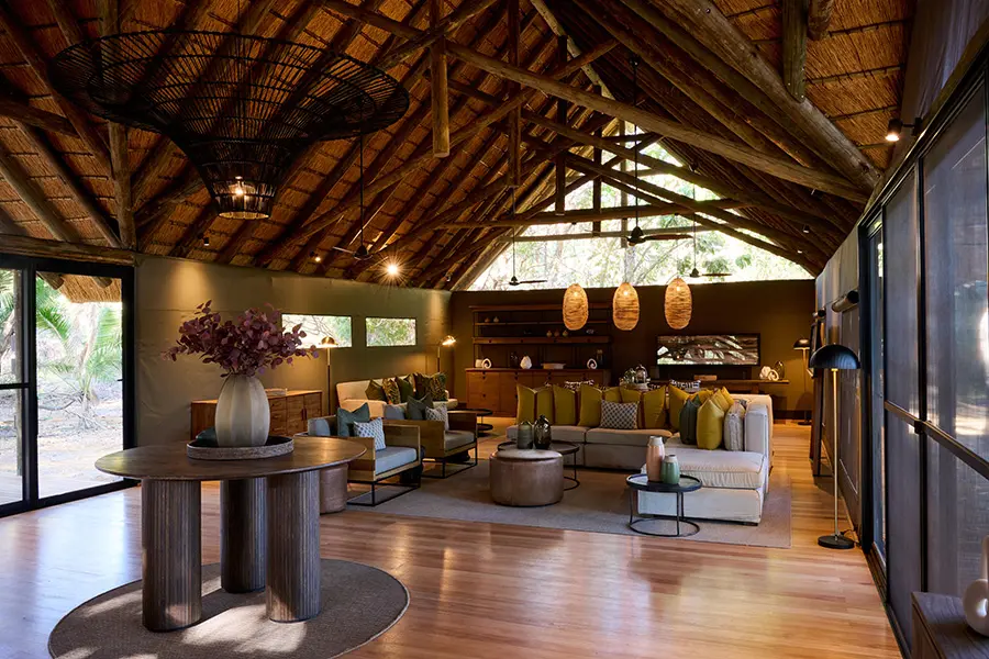 Amplio interior del lodge principal.