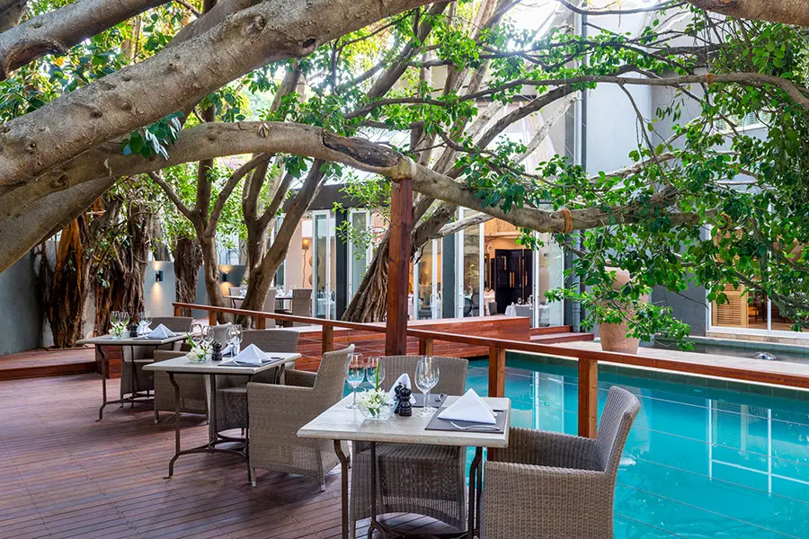 The Fig Terrace: cenas en la terraza con vistas a la piscina y al estanque koi. 