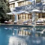 Relájese en una tumbona junto a la piscina climatizada.