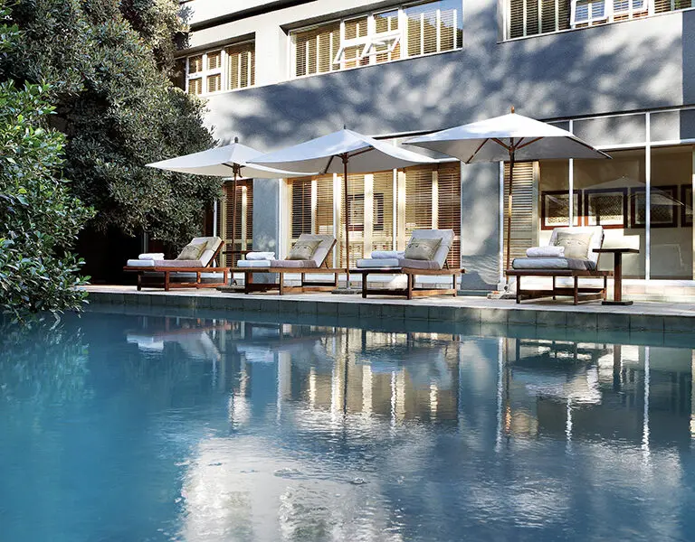 Relájese en una tumbona junto a la piscina climatizada.