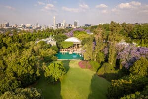 Situado en los frondosos suburbios, en una extensa finca verde, el Hotel Soxon desprende un lujo tranquilo.