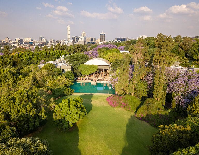 Situado en los frondosos suburbios, en una extensa finca verde, el Hotel Soxon desprende un lujo tranquilo.