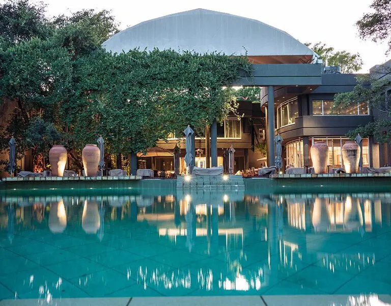 Piscina y exteriores.