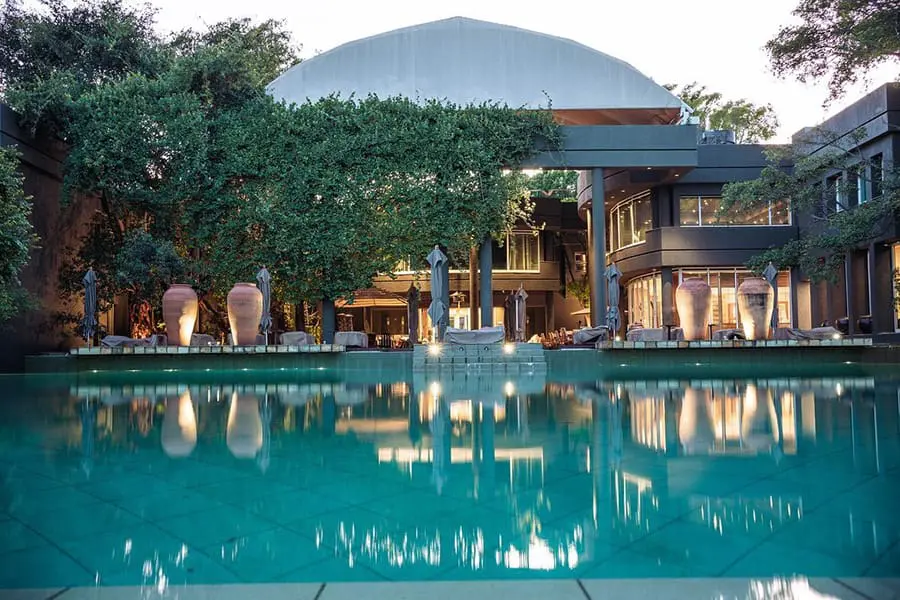 Piscina y exteriores.