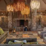 El salón principal del campamento Sayari.