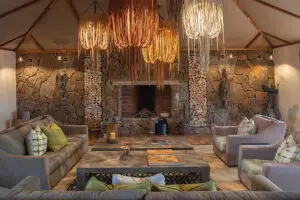 El salón principal del campamento Sayari.