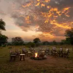 Pasa las tardes alrededor del fuego.