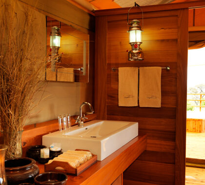 SerengetiBushtopsLuxuryTentedCamp-Bathroom-LuxuryRoom