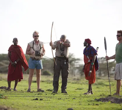 Los guías maasai le enseñarán sus técnicas de caza, parte del enfoque holístico que Serian da a un safari.