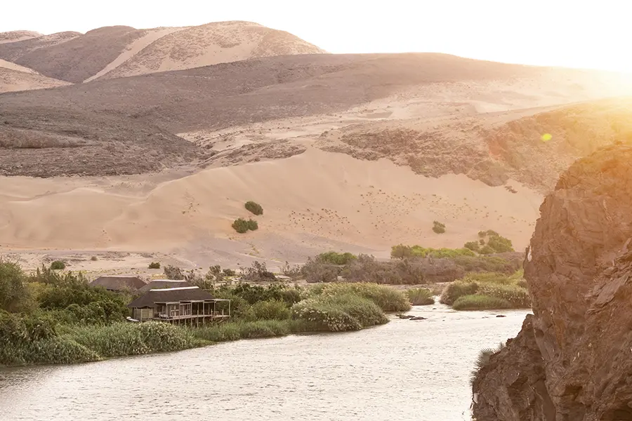 Vistas del río frente a los agrestes paisajes desérticos de Namibia. 