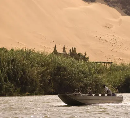 Dé un exótico paseo en barco por el río.