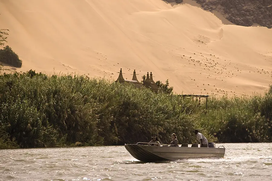 Dé un exótico paseo en barco por el río.