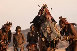 Las familias pueden disfrutar de una inolvidable excursión cultural Himba: ¡una aventura significativa para todas las edades! | Cerra Cafema