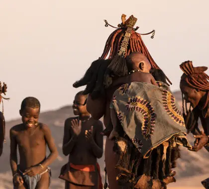 Las familias pueden disfrutar de una inolvidable excursión cultural Himba: ¡una aventura significativa para todas las edades! | Cerra Cafema