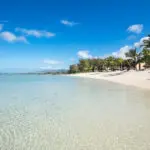 Playas de arena blanca y aguas azules le esperan en Shanti Maurice.
