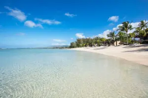 Playas de arena blanca y aguas azules le esperan en Shanti Maurice.