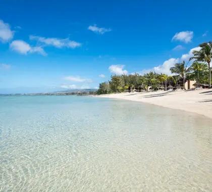 Playas de arena blanca y aguas azules le esperan en Shanti Maurice.