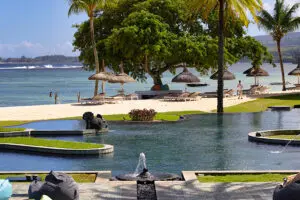 Disfrute de la piscina o la playa en Shanti Maurice.