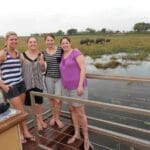 Shelley y sus colegas Tracy, Carlien y Ashley disfrutan de un crucero en barco por Botsuana.
