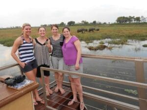 Shelley y sus colegas Tracy, Carlien y Ashley disfrutan de un crucero en barco por Botsuana.