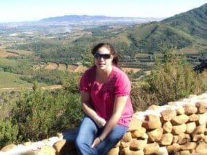Shelley Hess - admirando la belleza de Cape Winelands